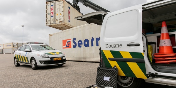 Douane controle containerterrein